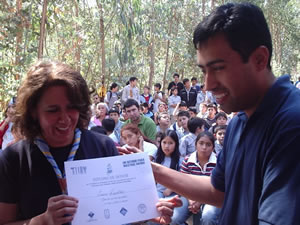 Director del Injuv Regional Sr Hern&agrave;n quezada reconoce a la Presidenta de nuestro Comit&egrave; de Grupo.